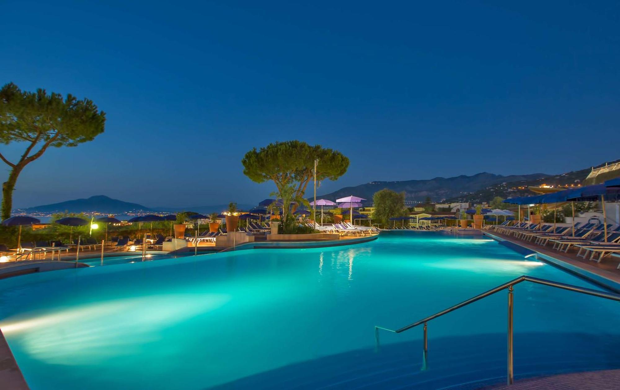 Hilton Sorrento Palace Екстериор снимка